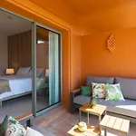 Cozy Living Space Near Scenic Golf Greens! Дом отдыха Эстепона