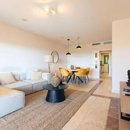 Cozy Living Space Near Scenic Golf Greens!