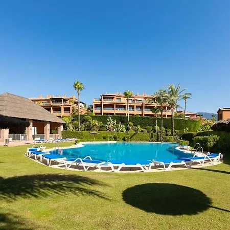 Cozy Living Space Near Scenic Golf Greens! Estepona