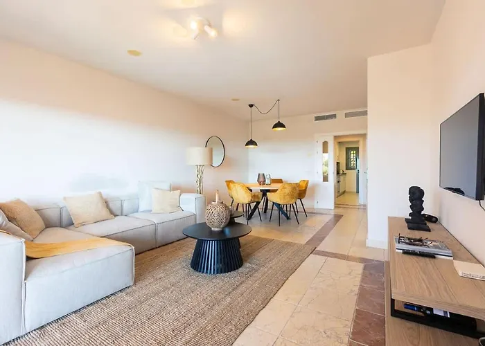 Cozy Living Space Near Scenic Golf Greens!